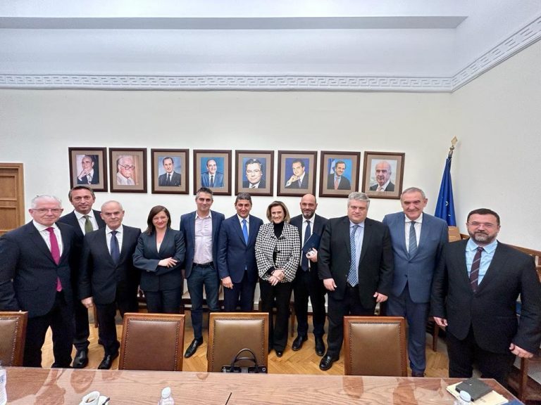 Παράταση έως 10 Ιανουαρίου για την παράδοση της κορινθιακής σταφίδας- Συνάντηση Αυγενάκη με βουλευτές των σταφιδοπαραγωγών νομών