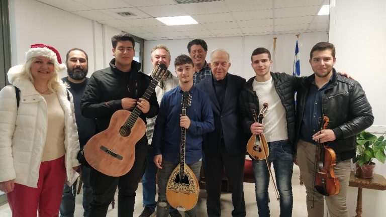 Επισκέψεις σχολείων για κάλαντα και ευχές στον Δήμαρχο Ηρακλείου Βασίλη Λαμπρινό
