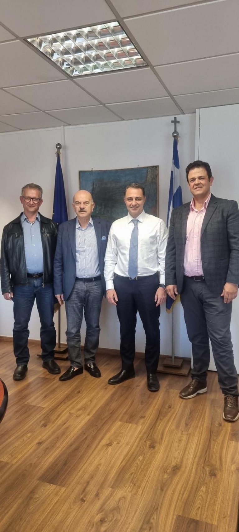 Συνάντηση με τον υφυπουργό Ανάπτυξης Μάξιμο Σενετάκη για επίλυση ζητημάτων λειτουργίας των τουριστικών λεωφορείων-γραφείων