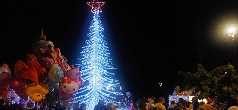 Εντυπωσιακή η φωταγώγηση του χριστουγεννιάτικου δέντρου στο Αρκαλοχώρι με τη συμμετοχή πλήθους κόσμου   