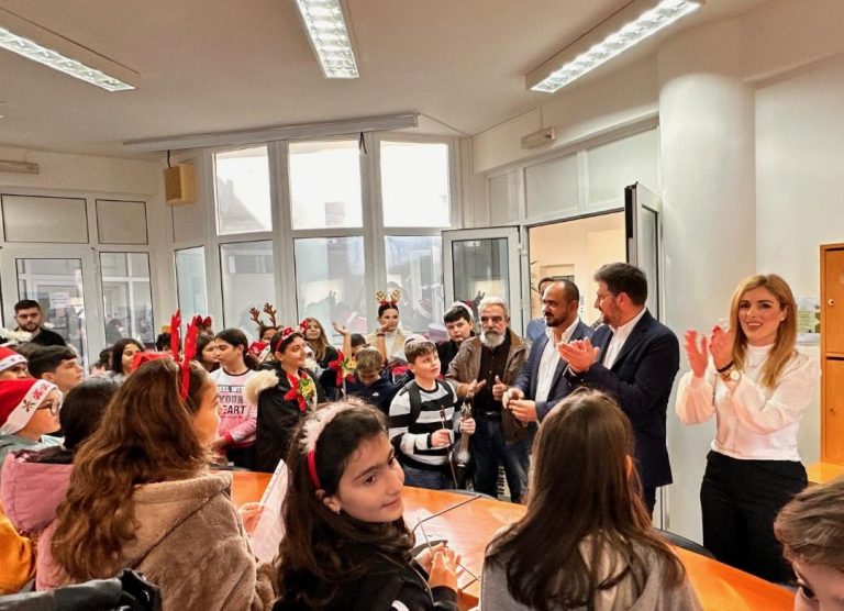 Έψαλλαν τα κάλαντα στο Δήμαρχο Μαλεβιζίου μαθητές από το 2ο και 3ο Δημοτικό Σχολείο Γαζίου