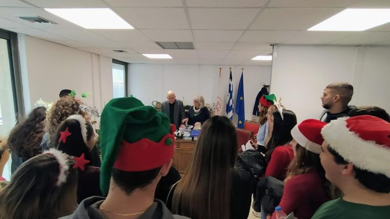 Χριστουγεννιάτικα κάλαντα στον Δήμαρχο Ηρακλείου Βασίλη Λαμπρινό από τους μαθητές του Λυκείου Νέας Αλικαρνασσού