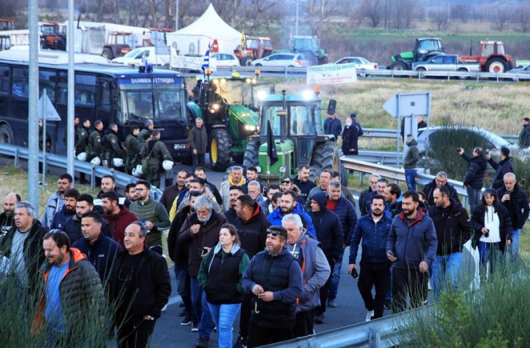 Διχασμένοι οι αγρότες μετά τη συνέλευση στον Πλατύκαμπο… «ες αύριον τα σπουδαία» – Όλα τα μπλόκα