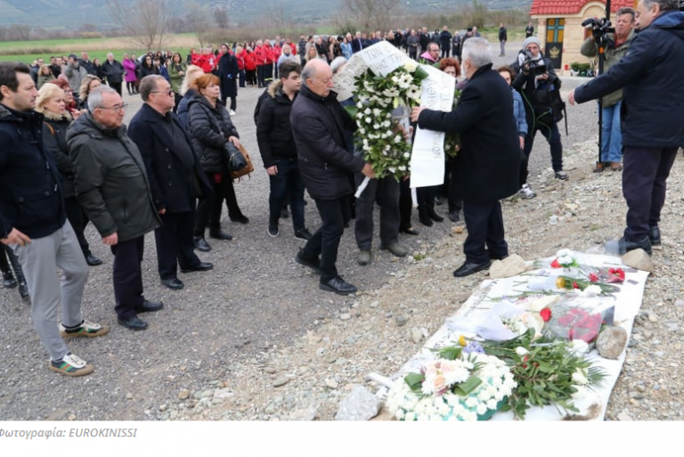 Τρισάγιο σε βαριά ατμόσφαιρα στα Τέμπη για τα 57 θύματα της σιδηροδρομικής τραγωδίας.