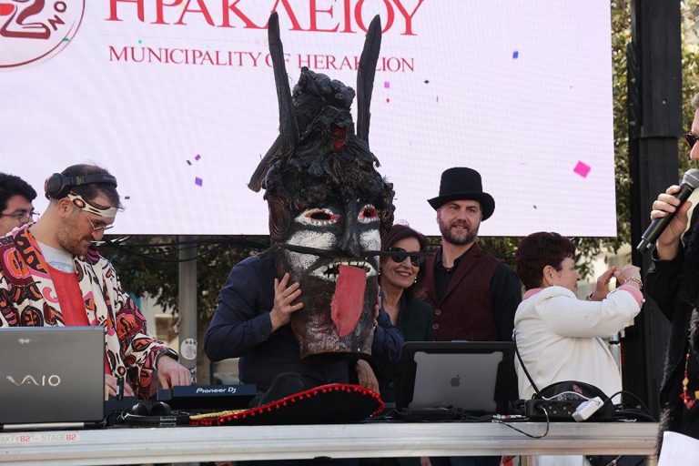 Με Σιβιανή μάσκα – προσωπείο ο Δήμαρχος Αλέξης Καλοκαιρινός κήρυξε την έναρξη της καρναβαλικής παρέλασης στο Ηράκλειο