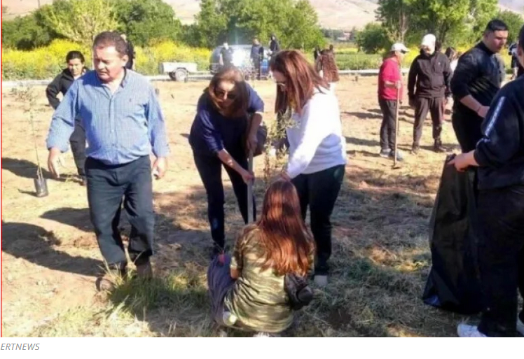 Μαθητές φύτεψαν 57 δέντρα στα Τέμπη στη μνήμη των νεκρών της σιδηροδρομικής τραγωδίας.