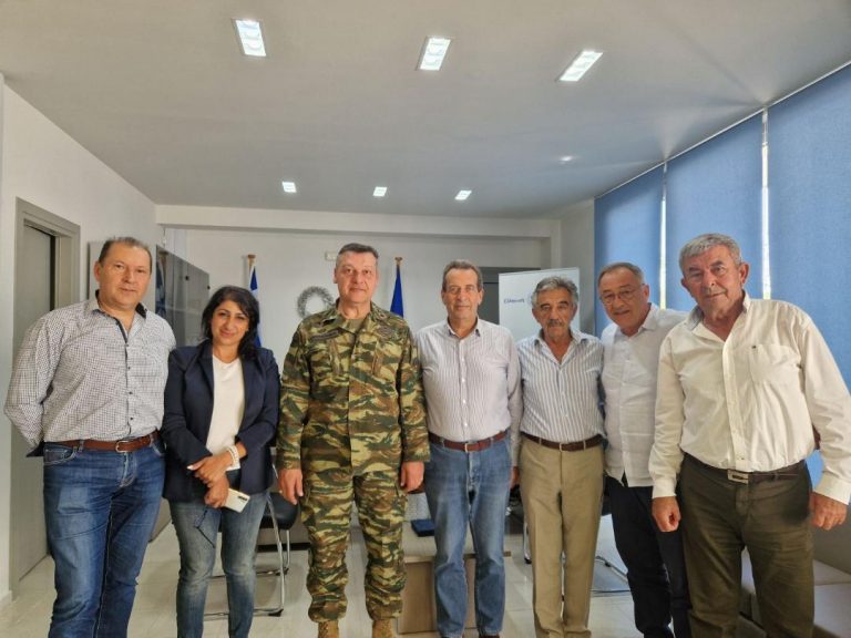 Εθιμοτυπική επίσκεψη του Διοικητή της ΣΕΑΠ, Ταξίαρχου Κωνσταντίνου Σπανουδάκη στον Δήμαρχο Χερσονήσου, Ζαχαρία Δοξαστάκη.