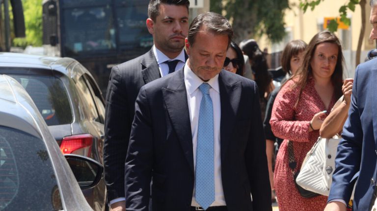 Ποινική δίωξη σε βαθμό πλημμελήματος στην πρώην σύζυγο του Απόστολου