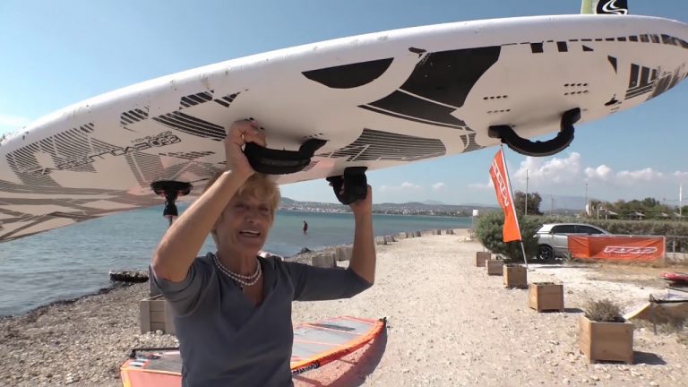 Αναστασία Γερολυμάτου: Η 85χρονη «surfer της Κεφαλονιάς», η γηραιότερη γυναίκα windsurfer στον πλανήτη!