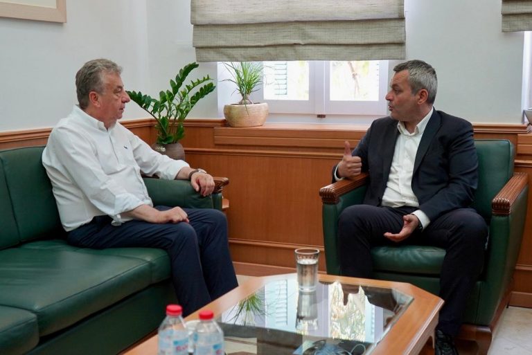 Συνάντηση Περιφερειάρχη Κρήτης με τον βουλευτή Ηρακλείου και αναπληρωτή τομεάρχη Οικονομίας και Ανάπτυξης ΣΥΡΙΖΑ Χάρη Μαμουλάκη  