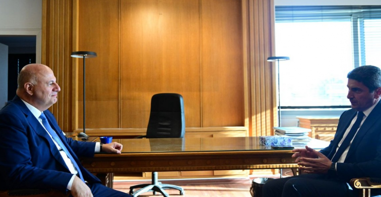 Τι πραγματικά πήρε… φεύγοντας από το υπουργείο ο Αυγενάκης -Τον γύρο του διαδικτύου κάνουν οι σχετικές φωτό
