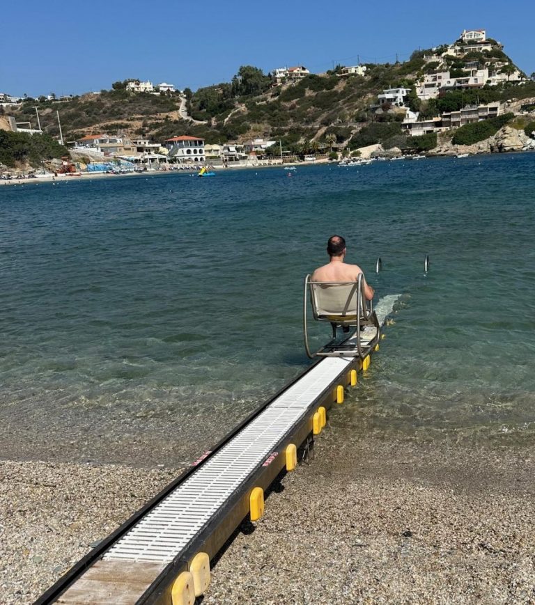 Μαλεβίζι: Προσβάσιμη σε όλους η παραλία της Λυγαριάς με το σύστημα αυτόνομης πρόσβασης στη θάλασσα για άτομα με αναπηρίες