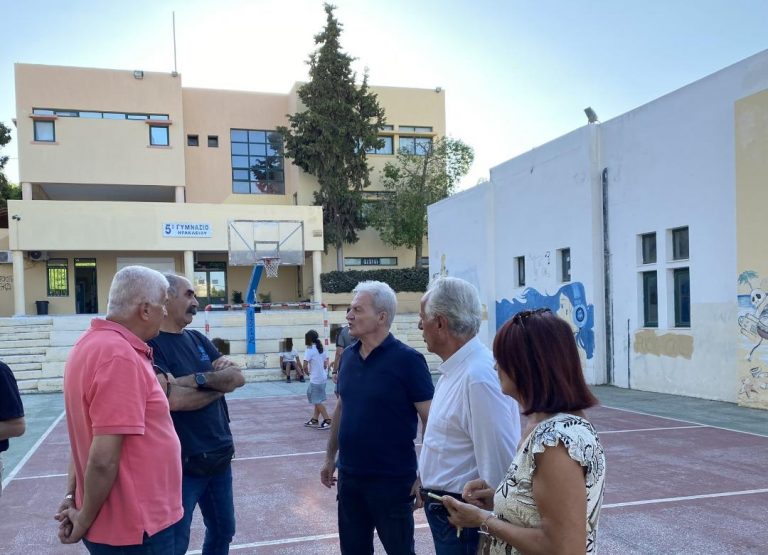 «Ανοιχτές Αυλές – Ανοιχτά Σχολεία»: Πέτυχε τον στόχο του το νέο πρόγραμμα του Δήμου Ηρακλείου – Στο 11ο Λύκειο και το 5ο Γυμνάσιο ο Δήμαρχος Ηρακλείου
