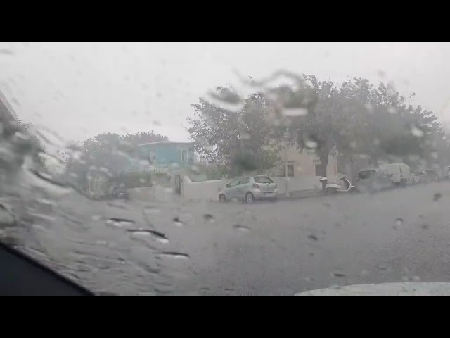 Η κακοκαιρία Atena σφυροκοπά τη Ρόδο -Ποτάμια οι δρόμοι