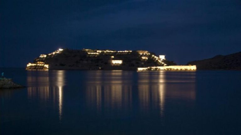 Κρήτη: Φωταγωγήθηκε ξανά η Σπιναλόγκα – Γιατί παρέμενε στο σκοτάδι
