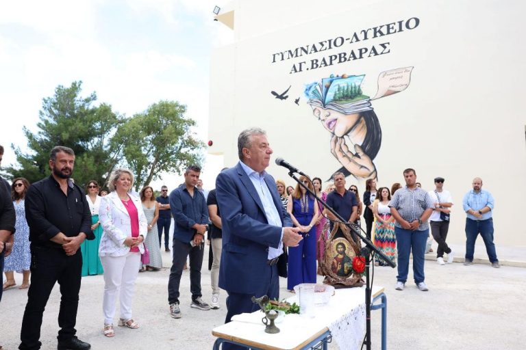 Στα εγκαίνια της ανακαινισμένης σχολικής μονάδας του Γυμνασίου – Λυκείου Αγίας Βαρβάρας ο Περιφερειάρχης Κρήτης
