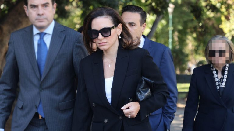 Συντετριμμένη η Όλγα Κεφαλογιάννη στο δικαστήριο: «Είμαι εδώ μόνο για τα παιδιά μου»