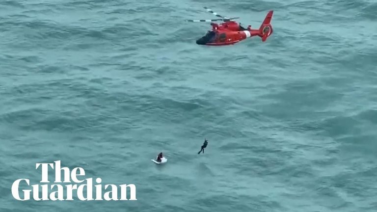 Συγκλονιστικό: Διέσωσαν άνδρα που παρασύρθηκε εν μέσω του τυφώνα Μίλτον στον ωκεανό και ήταν πάνω σε καταψύκτη