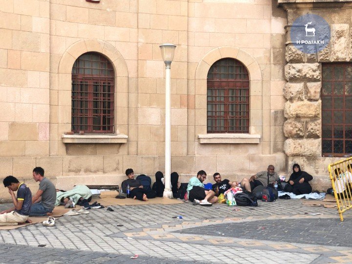 Ρόδος: Αναστάτωση με εκατοντάδες μετανάστες στους δρόμους -Έχουν στήσει σκηνές