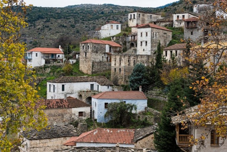 Χωριά δεν έχουν καταγράψει ούτε μία γέννηση εδώ και χρόνια -Tο 2050 ο πληθυσμός της Ελλάδας δεν θα ξεπερνά τα 7,5