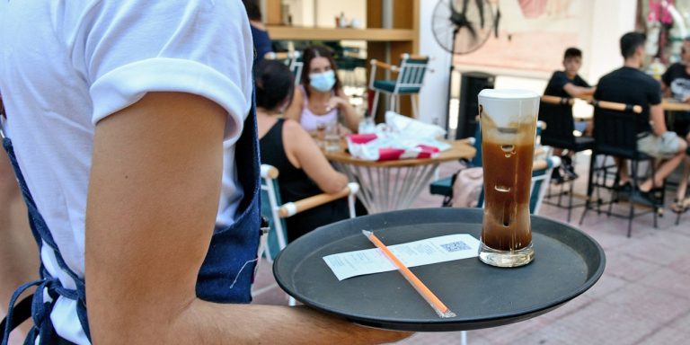 Φιλοδωρήματα: Αφορολόγητα τα πουρμπουάρ ως 300 ευρώ -Τι αλλάζει
