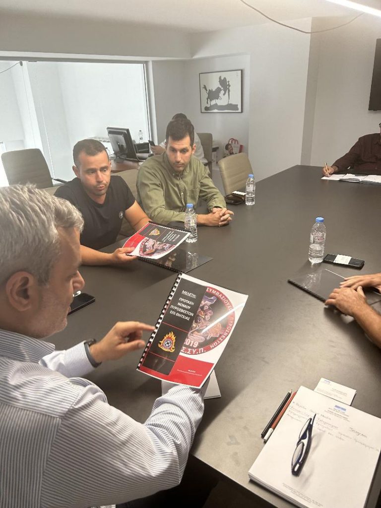 Συνάντηση του Χάρη Μαμουλάκη με τους Συμβασιούχους Πυροσβέστες