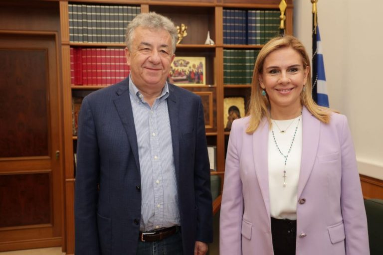Συνάντηση Περιφερειάρχη Κρήτης με την Υφυπουργό Ανάπτυξης Στ. Αρναουτάκης: «Είμαστε έτοιμοι να χρηματοδοτήσουμε τον κόμβο καινοτομίας με 10 εκ. ευρώ. Πιστεύουμε στη συνεργασία ερευνητικών και ακαδημαϊκών ιδρυμάτων»    
