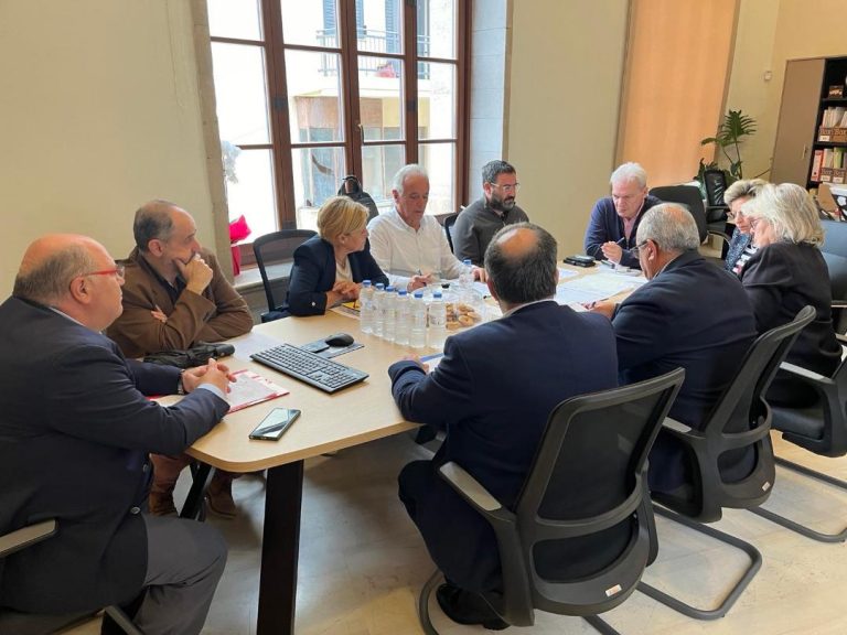 Σύσκεψη για τη σχολική στέγη  από τον Δήμαρχο Ηρακλείου Αλέξη Καλοκαιρινό   