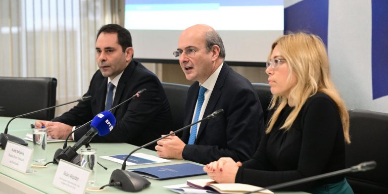 Η εξειδίκευση μέτρων: Αναλυτικά οι μειώσεις στις προμήθειες των τραπεζών – 100 ευρώ μηνιαίως στους ένστολους από τον Ιούλιο