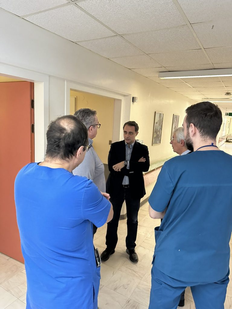 Επίσκεψη στο ΠΑΓΝΗ για την λειτουργία των απογευματινών χειρουργείων από τον βουλευτή ΝΔ Ηρακλείου Μάξιμο Σενετάκη