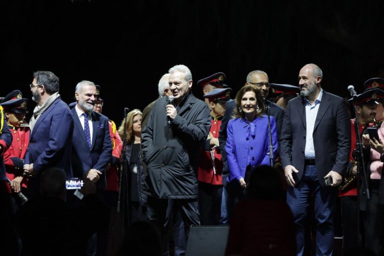 Χιλιάδες κόσμου στην εκδήλωση φωταγώγησης του Χριστουγεννιάτικου δέντρου του Δήμου Ηρακλείου – Εντυπωσίασαν τα αθόρυβα πυροτεχνήματα – Κέρδισαν το χειροκρότημα οι ONIRAMA, η Φιλαρμονική και η Παιδική & Νεανική Χορωδία του Δήμου Ηρακλείου
