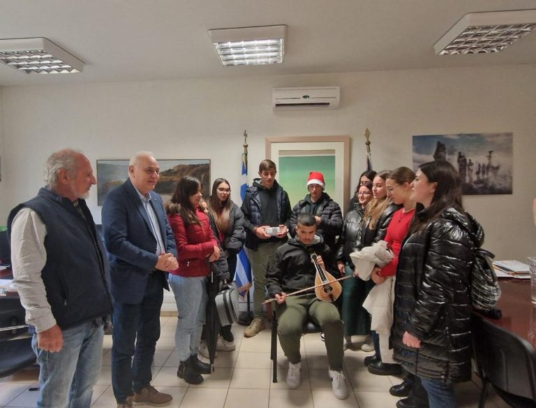 Χριστουγεννιάτικα Κάλαντα στον Δήμαρχο Παύλο Μπαριτάκη από μαθητές του Λυκείου Βιάννου