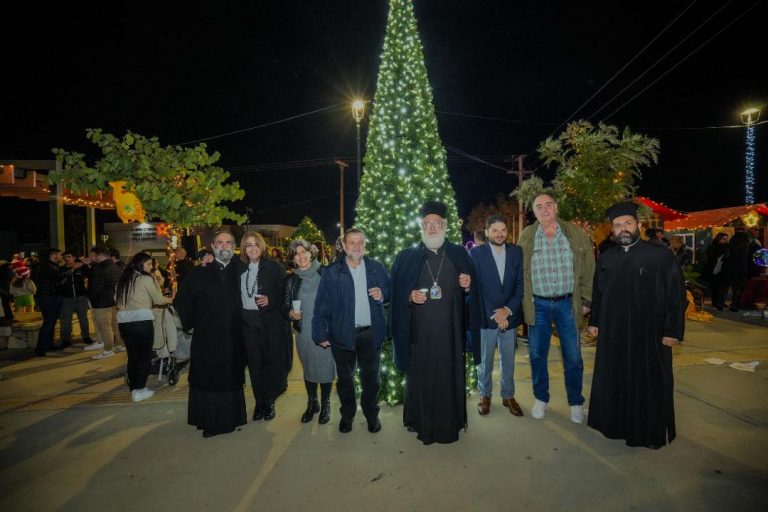 Φωταγωγήθηκε το χριστουγεννιάτικο δέντρο που εντυπωσίασε μικρούς και μεγάλους στο Αρκαλοχώρι