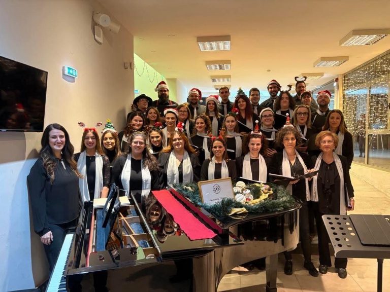 Apollo Christmas Day” Η χριστουγεννιάτικη γιορτή του Ιστορικού Μουσικού Συλλόγου  «Απόλλων»  στο κατάμεστο Φουαγιέ της Παλιάς Ηλεκτρικής των Αρχανών.