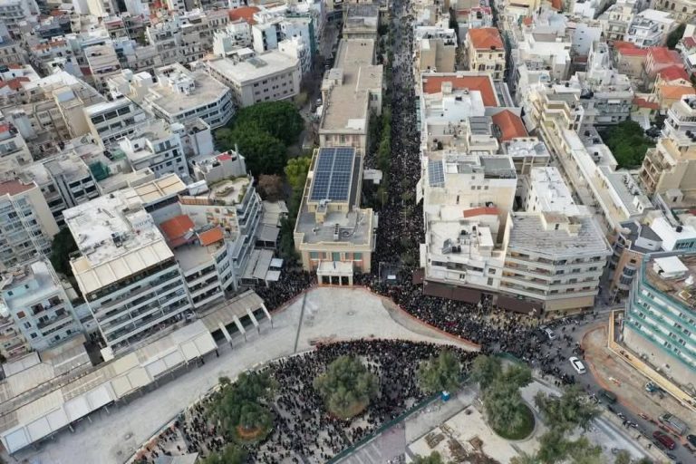 Τέμπη: Πάνω από 9.000 άτομα στους δρόμους της Κρήτης – Τραγούδια και δάκρυα στο Ηράκλειο