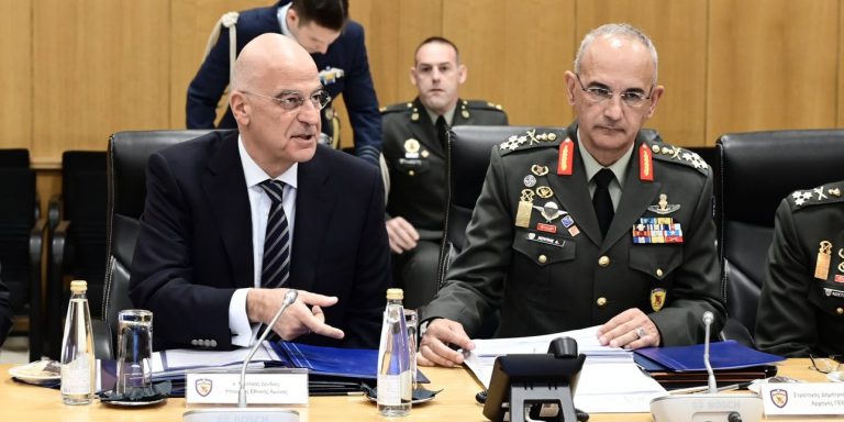 Ο Νίκος Δένδιας ζήτησε από τον αρχηγό ΓΕΕΘΑ έκτακτες κρίσεις στις Ενοπλες Δυνάμεις