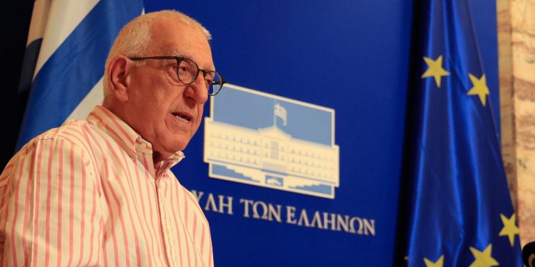 Κακλαμάνης: Απορρίπτει τη μομφή της αντιπολίτευσης ότι η Βουλή έκρυβε δικογραφίες