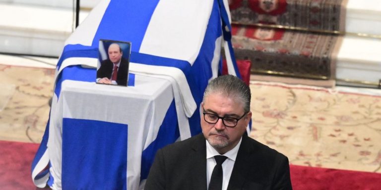 «Φρουρός» πλάι στη σορό του Κώστα Σημίτη ο άνθρωπος που υπήρξε η «σκιά» του, ο σωματοφύλακάς του