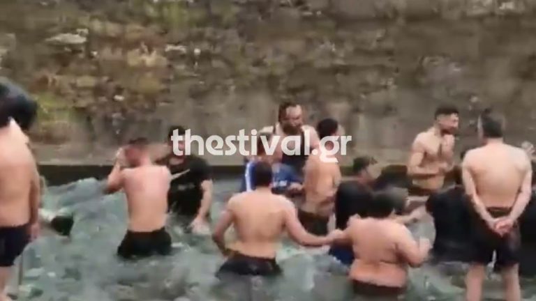 Θεοφάνια: Αψήφησαν το τσουχτερό κρύο στο Νευροκόπι -Βούτηξαν για τον σταυρό με μηδέν βαθμούς