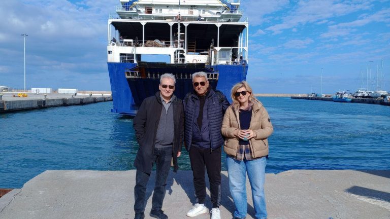 Στο λιμάνι ο Δήμαρχος Ηρακλείου Αλέξης Καλοκαιρινός για την παραλαβή νέων αιθουσών που θα εγκατασταθούν στο χώρο όπου θα  λειτουργήσουν τα Ειδικά Σχολεία ΕΝΕΕΓΥΛ και ΕΕΕΕΚ