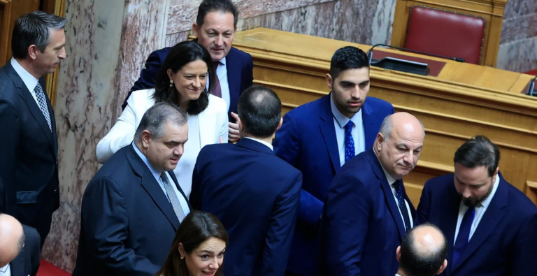 Χωρίς απώλειες για τον Τασούλα η δεύτερη ψηφοφορία στη Βουλή -160 ψήφοι