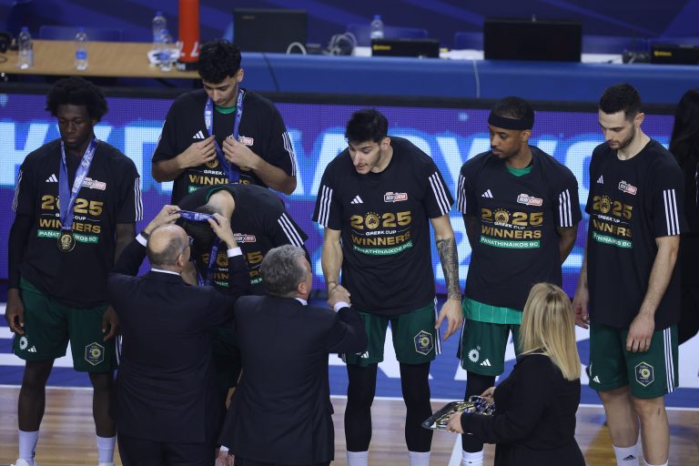 Απονομές μεταλλίων από Περιφερειάρχη Κρήτης και Πρόεδρο της ΕΟΚ στους νικητές του 50ου Κυπέλου Ελλάδας μπάσκετ-ΟΠΑΠ Final Eight