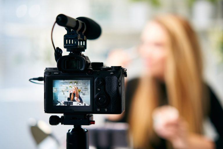 Ομάδα κρούσης της ΑΑΔΕ «σκανάρει» τους influencers: «Μπορεί να λαμβάνουν 5.000 – 10.000 ευρώ για μία ανάρτηση»