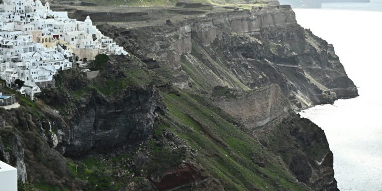 Έλεγχοι ΥΠΕΝ: Στη Σαντορίνη εντοπίστηκαν αυθαίρετα σε 12 συγκροτήματα στην Καλντέρα -Τι έδειξαν οι αυτοψίες στη Μύκονο