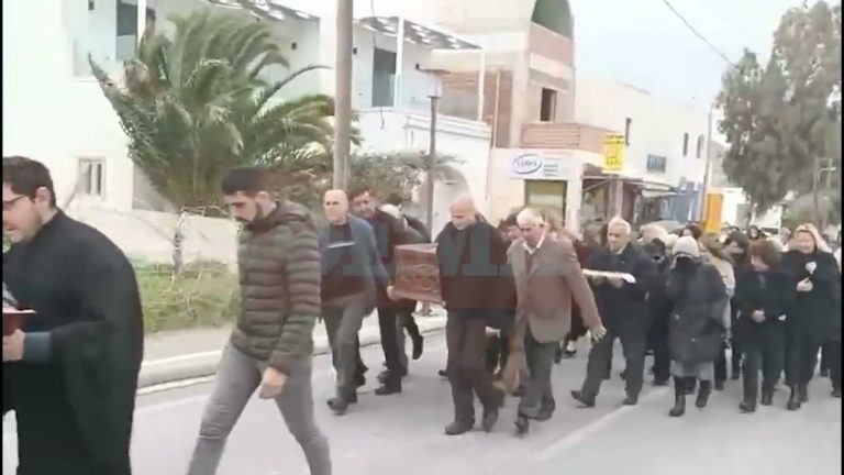 Λιτανεία στη Σαντορίνη για τους σεισμούς – Στους δρόμους με εικόνες και λείψανα αγίων