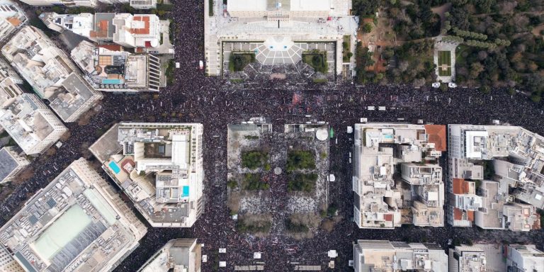 Οι συγκεντρώσεις για τα Τέμπη στα διεθνή ΜΜΕ: «Εκατοντάδες χιλιάδες άνθρωποι διαδήλωσαν ζητώντας δικαιοσύνη»