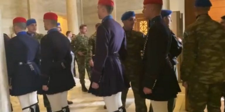 Άνδρες της Προεδρικής Φρουράς κατέφυγαν στη Βουλή για να προστατευθούν