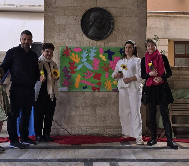 Δεκάδες μικρά παιδιά στο αίθριο της Λότζια για το θεατρικό παιχνίδι «Ο Κήπος του Ματίς»