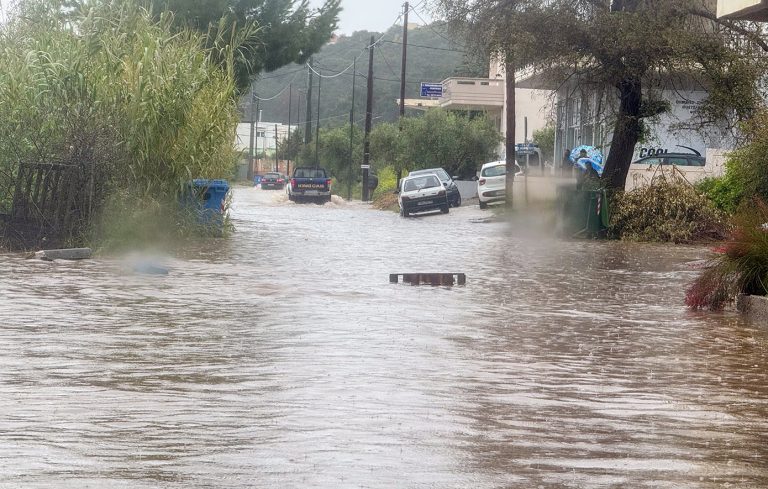 Πρωτοφανείς εικόνες σε Πάρο, Μύκονο και Χανιά από την κακοκαιρία -Μεγάλες καταστροφές, λασπόνερα παντού