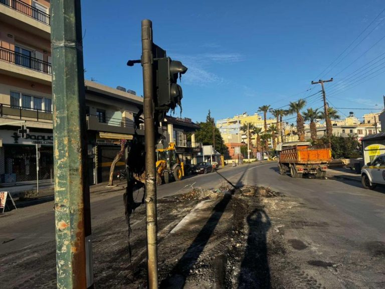 Επιχείρηση καθαρισμού από τα υπολείμματα των φωτιών της Ανάστασης
